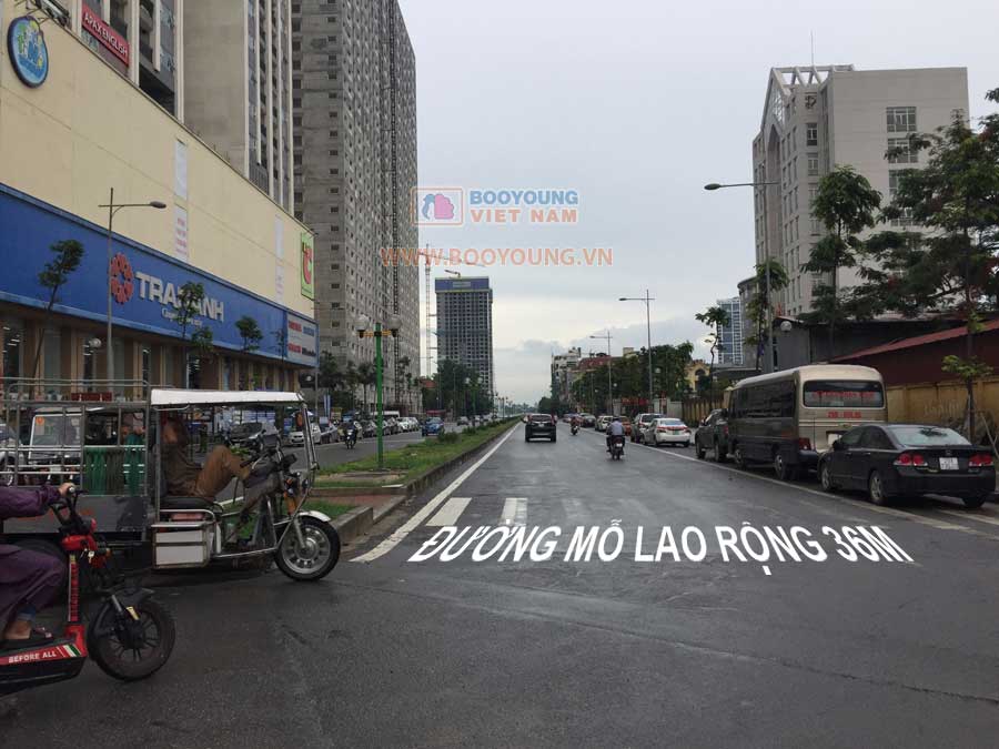 Hướng vào khu đại dự án từ Đường Nguyễn Trãi - Tòa Hồ Gươm Plaza đường nội khu Mỗ Lao rộng 36m với 2 làn xe nối thẳng ra trục Lê Văn Lương - Tố Hữu chi tiết đường xem tại đây