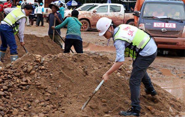 A member of SK Group’s emergency relief team engages in construction work for temporary housing for flood victims in Laos. [Photo provided by SK Group]