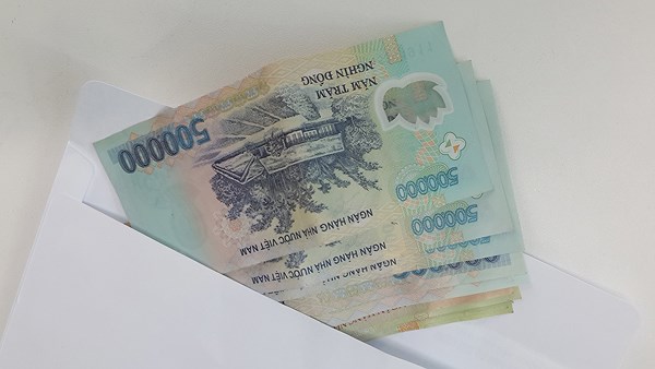 Chủ tịch Booyoung Vina thưởng nóng nhân viên kinh doanh xuất sắc