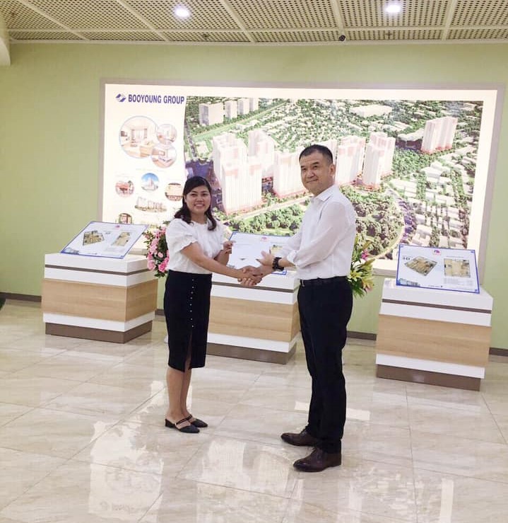 Chủ tịch Booyoung Vina thưởng nóng nhân viên kinh doanh xuất sắc